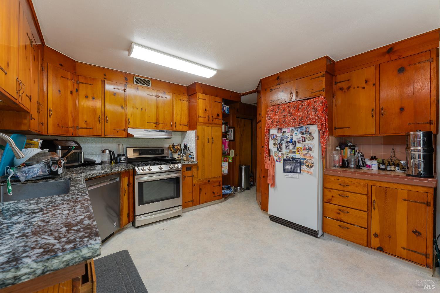 Detail Gallery Image 7 of 70 For 2261 Valley Rd, Willits,  CA 95490 - 3 Beds | 2 Baths