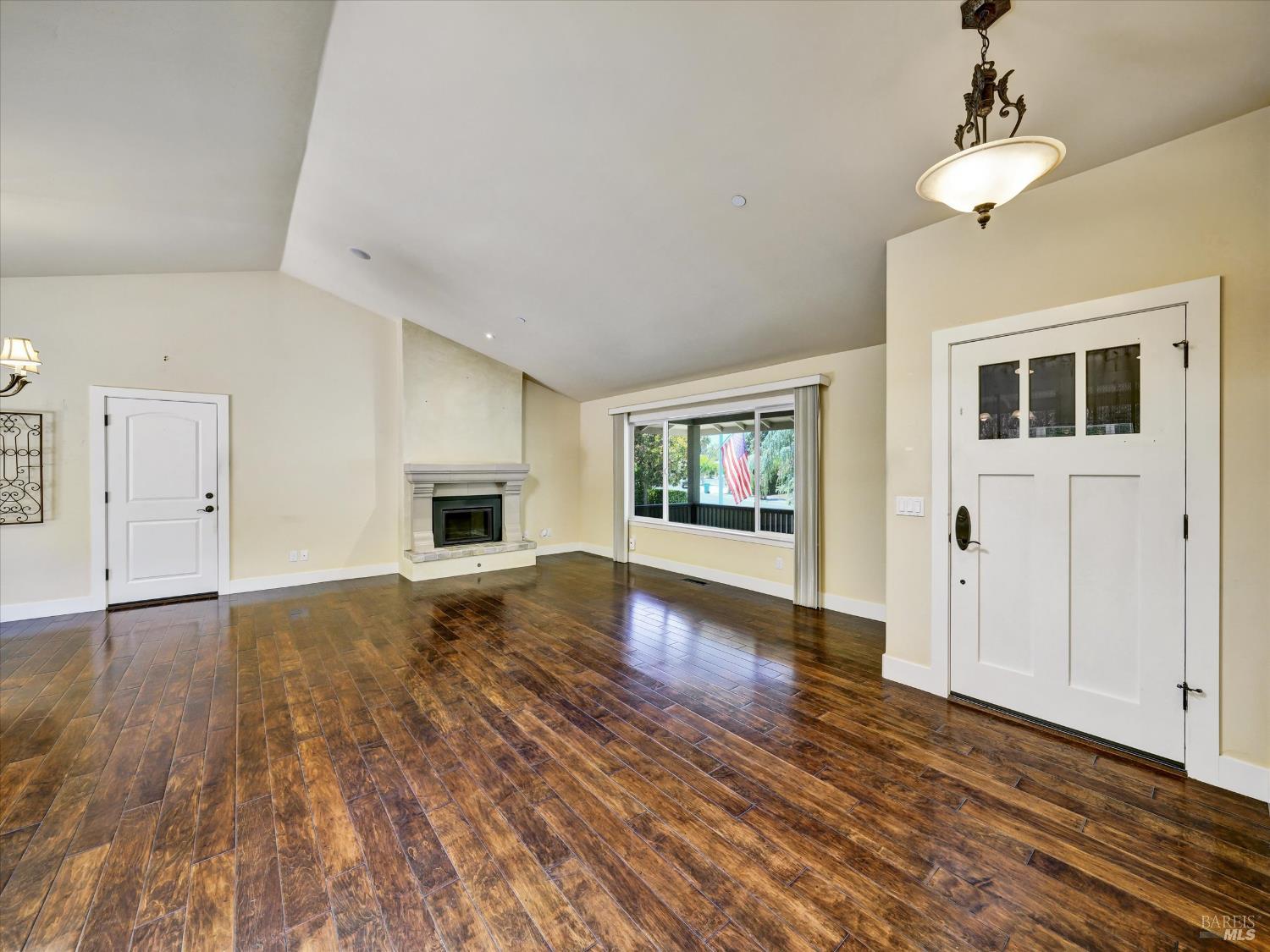 Detail Gallery Image 5 of 35 For 566 Este Madera Dr, Sonoma,  CA 95476 - 3 Beds | 2 Baths