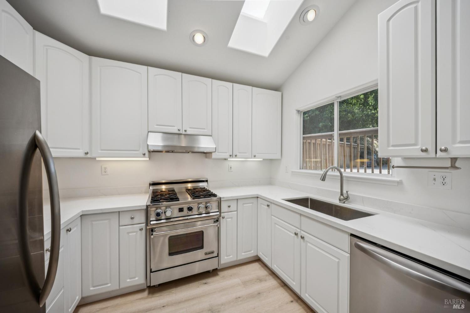 Detail Gallery Image 8 of 31 For 406 Wellesley Ct, Mill Valley,  CA 94941 - 2 Beds | 1/1 Baths