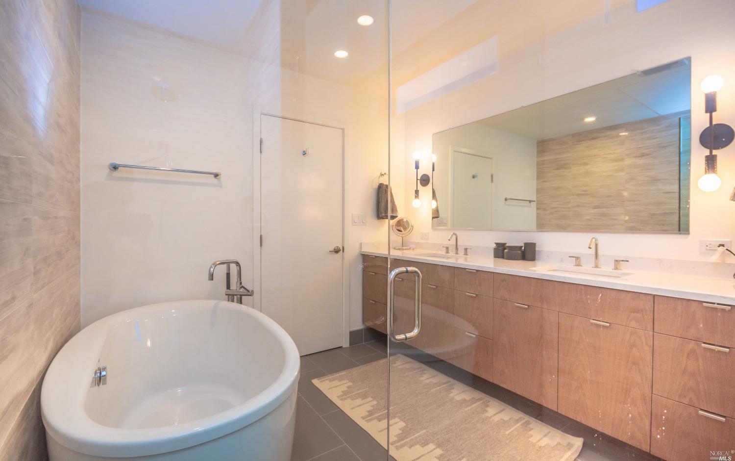 Detail Gallery Image 12 of 32 For 1090 1st Ave #B,  Napa,  CA 94558 - 5 Beds | 4 Baths