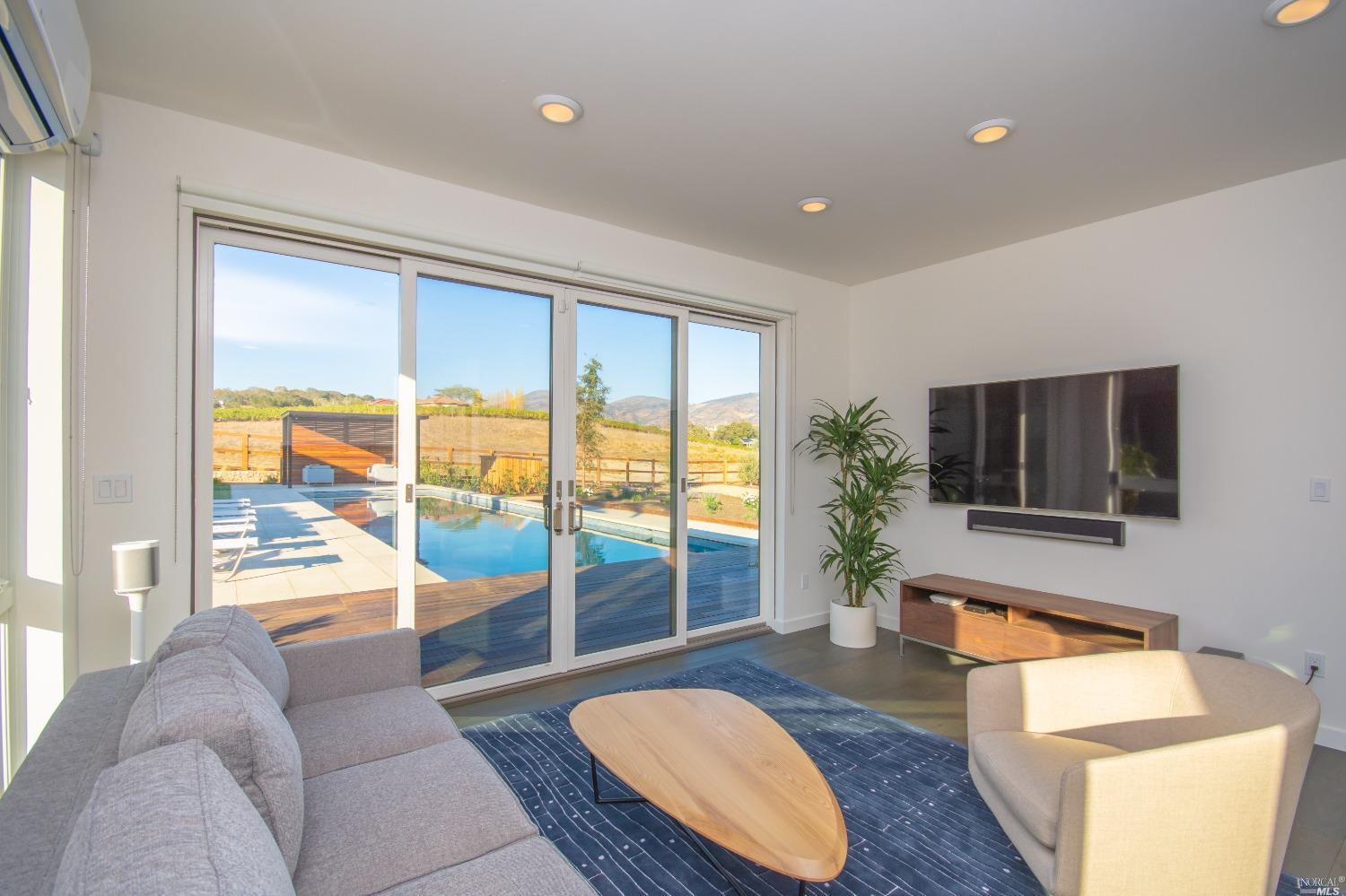 Detail Gallery Image 16 of 32 For 1090 1st Ave #B,  Napa,  CA 94558 - 5 Beds | 4 Baths