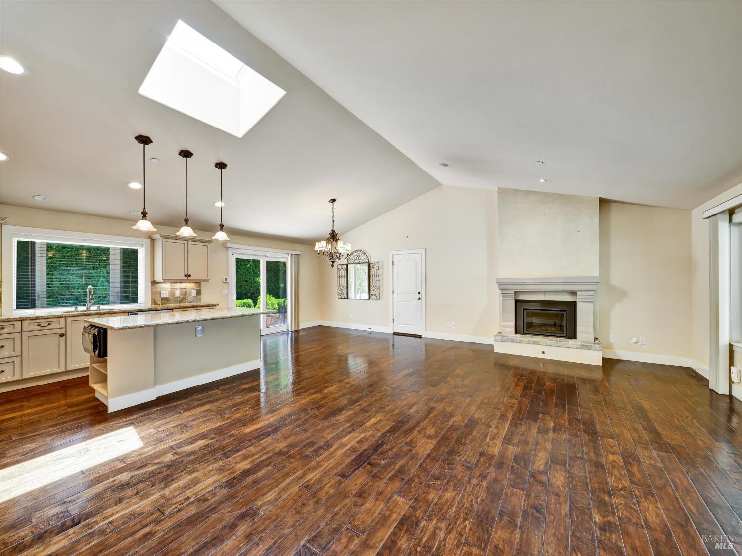 Detail Gallery Image 4 of 35 For 566 Este Madera Dr, Sonoma,  CA 95476 - 3 Beds | 2 Baths