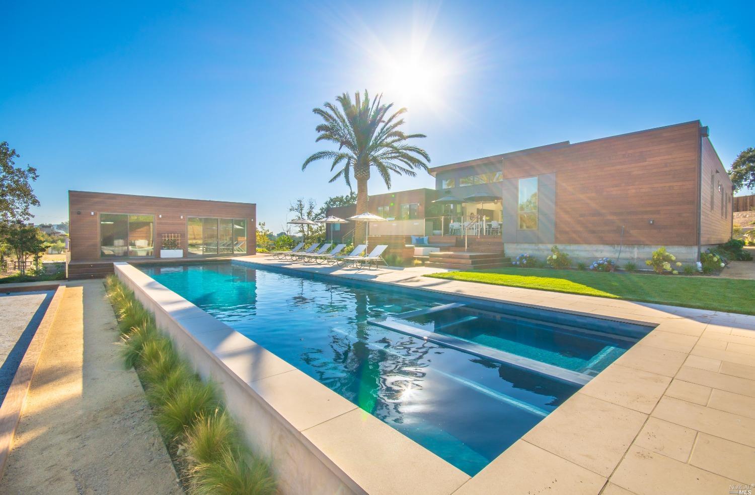 Detail Gallery Image 2 of 32 For 1090 1st Ave #B,  Napa,  CA 94558 - 5 Beds | 4 Baths