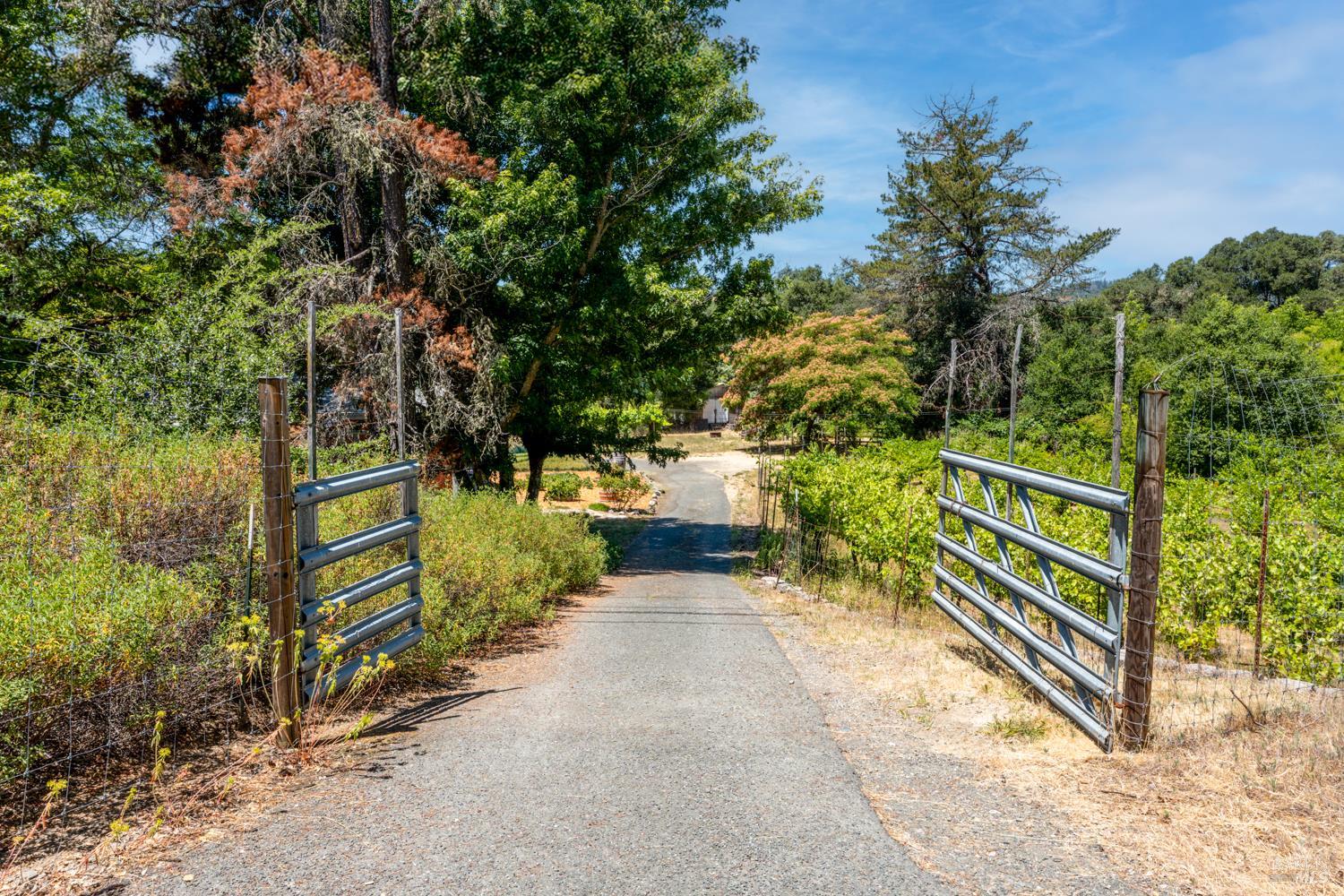 Detail Gallery Image 3 of 34 For 5510 Eastside Calpella Rd, Ukiah,  CA 95482 - 2 Beds | 2 Baths