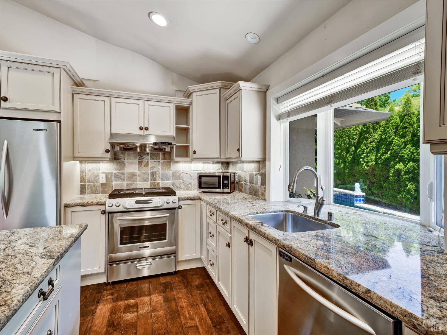 Detail Gallery Image 13 of 35 For 566 Este Madera Dr, Sonoma,  CA 95476 - 3 Beds | 2 Baths