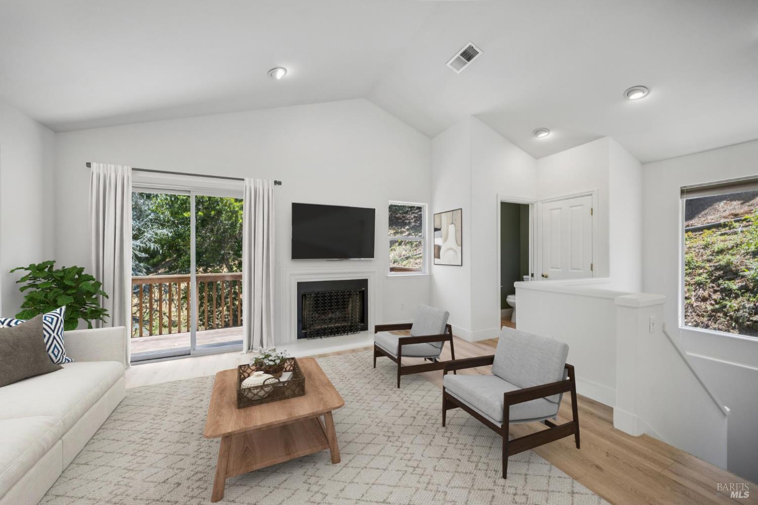 Detail Gallery Image 4 of 31 For 406 Wellesley Ct, Mill Valley,  CA 94941 - 2 Beds | 1/1 Baths