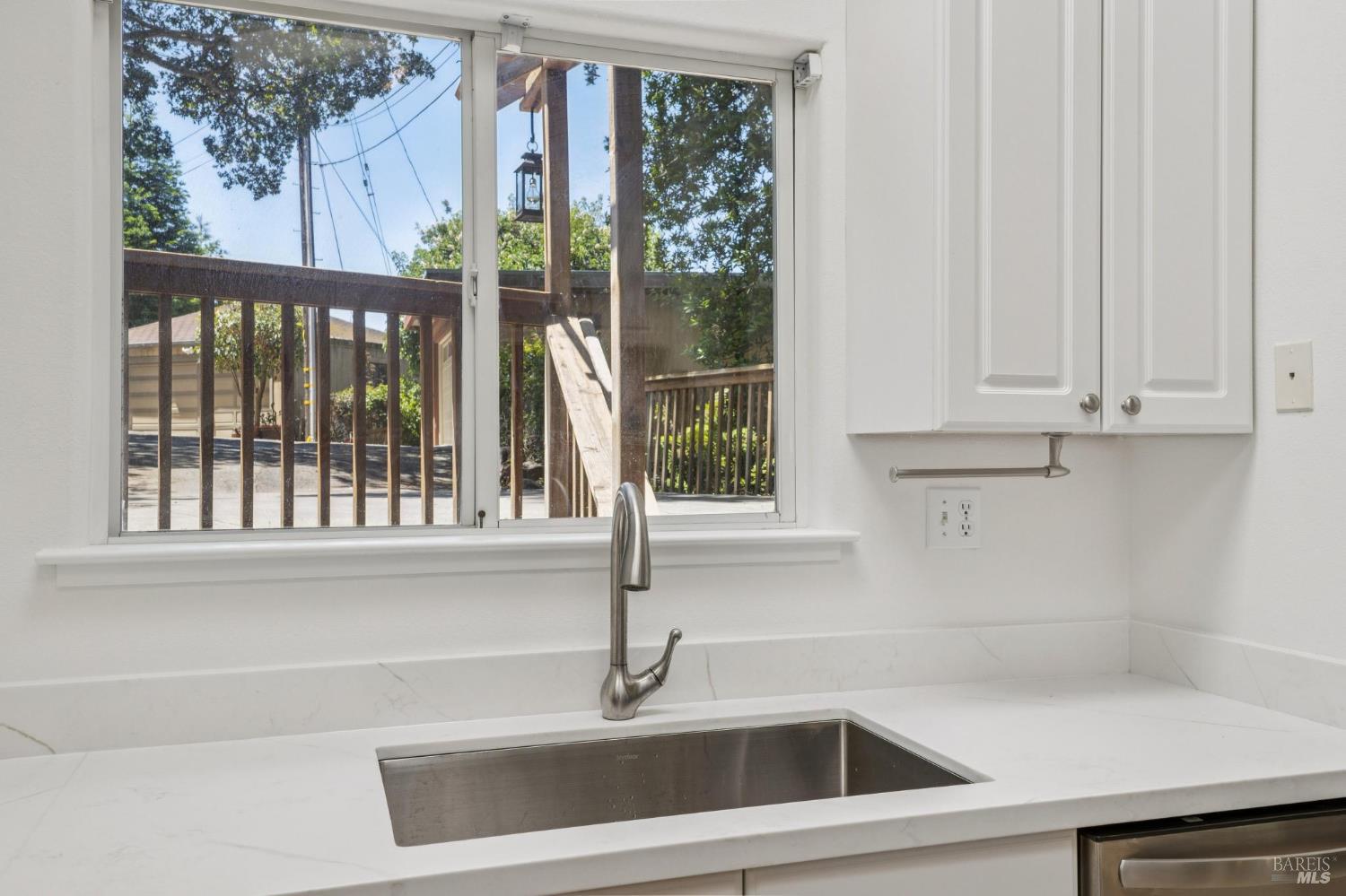 Detail Gallery Image 11 of 31 For 406 Wellesley Ct, Mill Valley,  CA 94941 - 2 Beds | 1/1 Baths