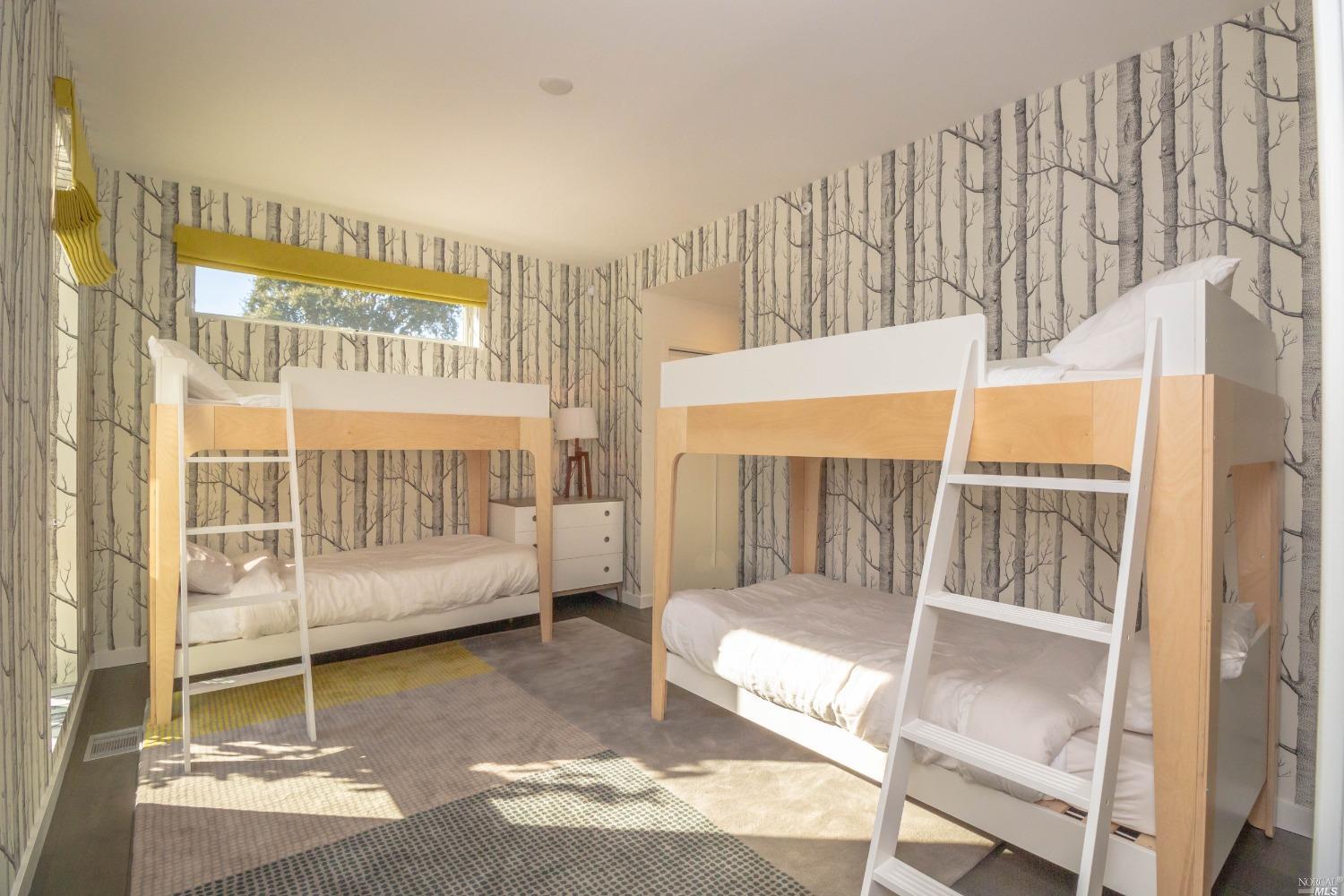Detail Gallery Image 14 of 32 For 1090 1st Ave #B,  Napa,  CA 94558 - 5 Beds | 4 Baths