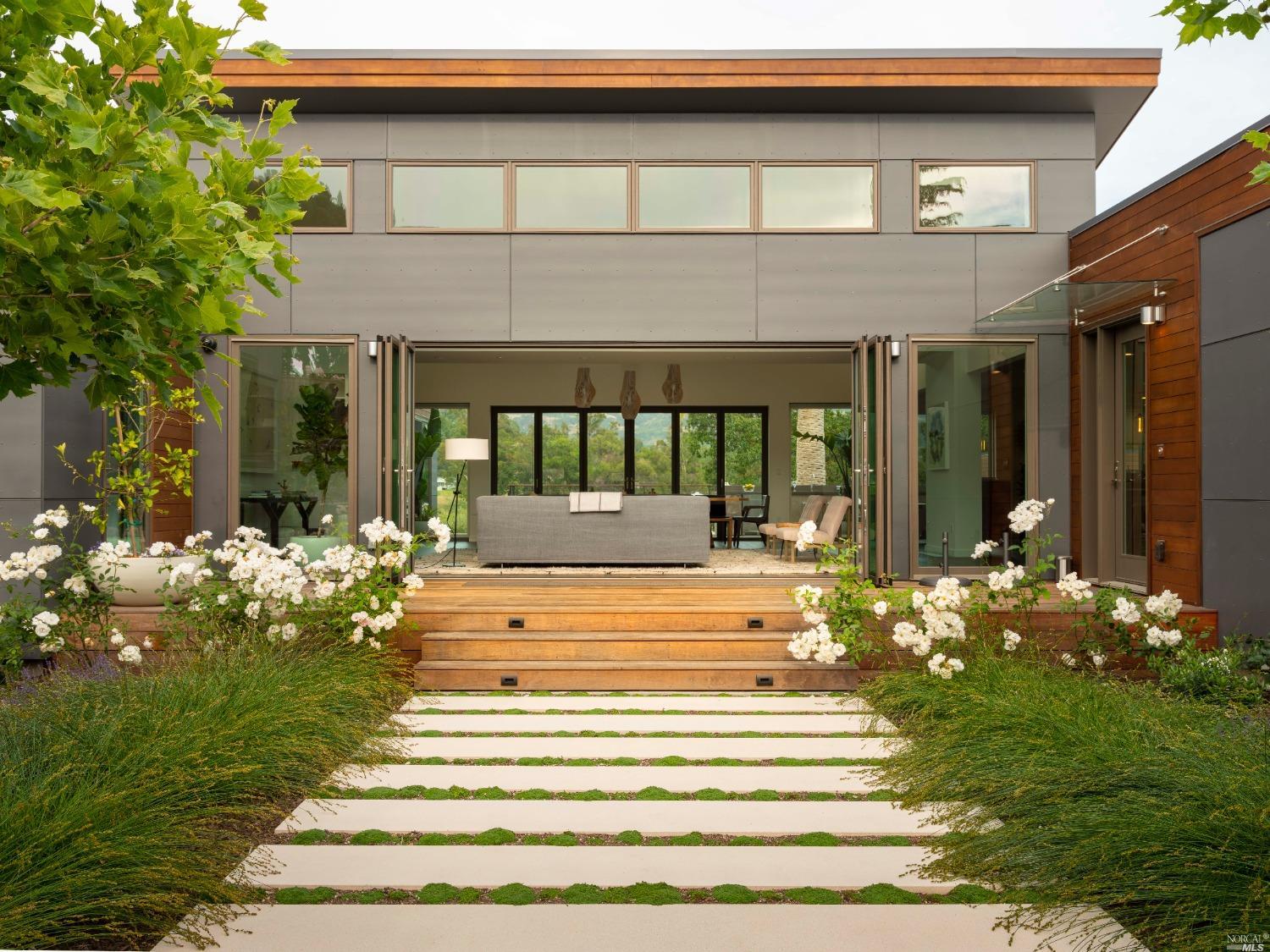 Detail Gallery Image 4 of 32 For 1090 1st Ave #B,  Napa,  CA 94558 - 5 Beds | 4 Baths