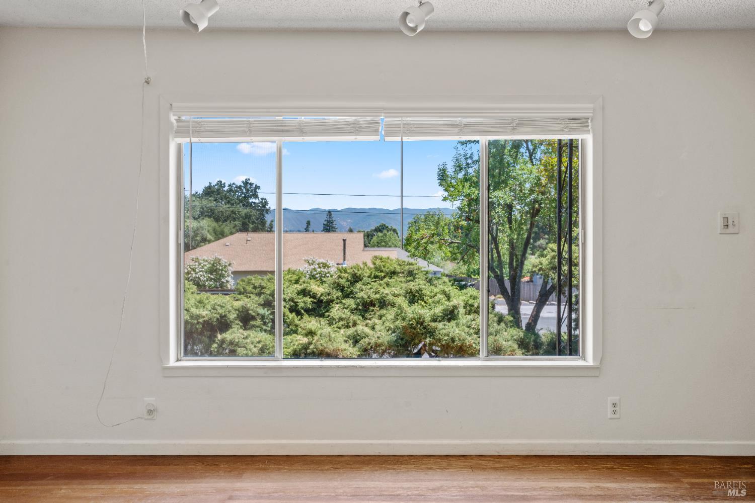 Detail Gallery Image 10 of 25 For 1040 Helen Ave, Ukiah,  CA 95482 - 3 Beds | 1 Baths