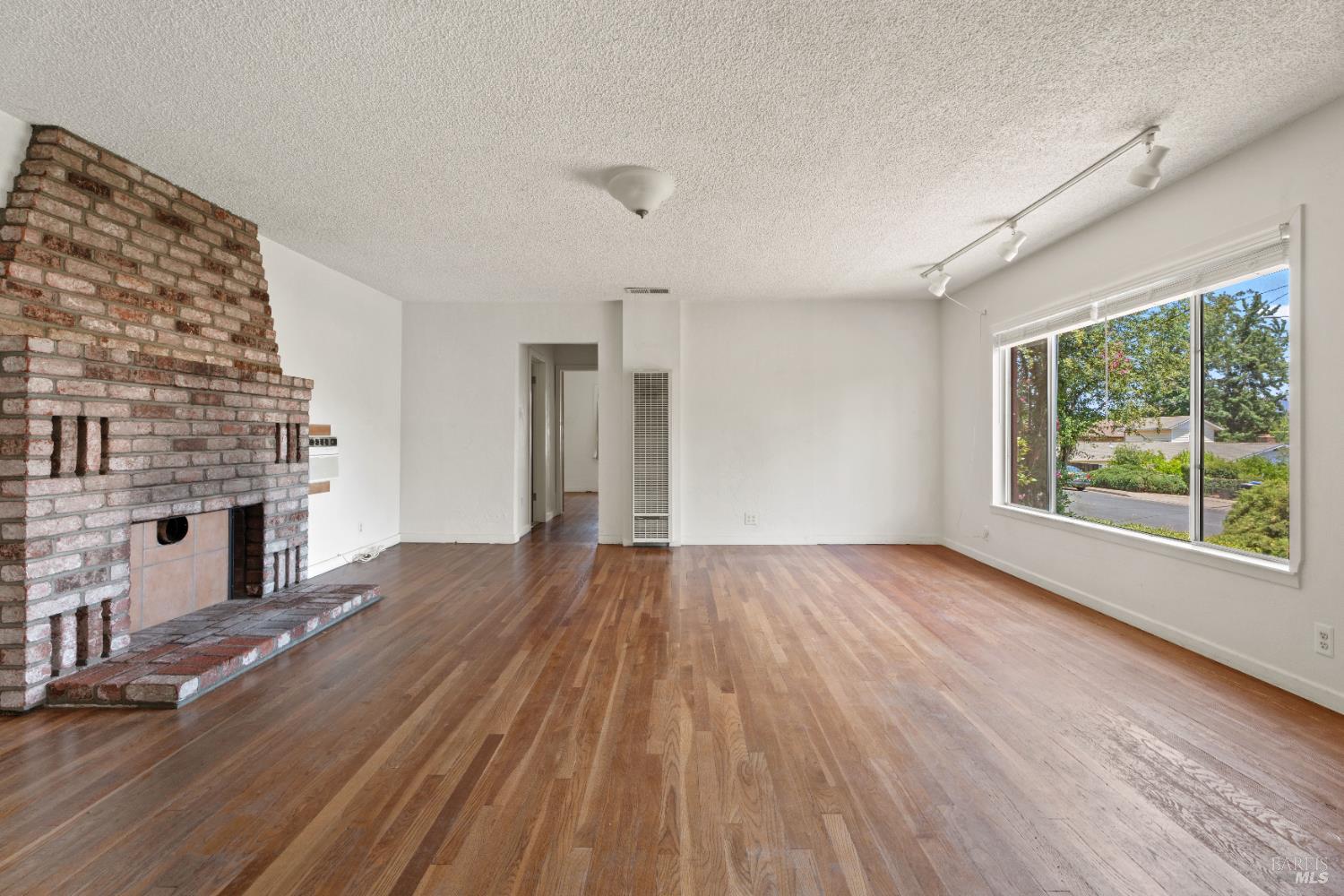 Detail Gallery Image 8 of 25 For 1040 Helen Ave, Ukiah,  CA 95482 - 3 Beds | 1 Baths