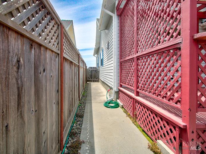 Detail Gallery Image 32 of 39 For 924 Glass Beach Dr, Fort Bragg,  CA 95437 - 3 Beds | 2/1 Baths