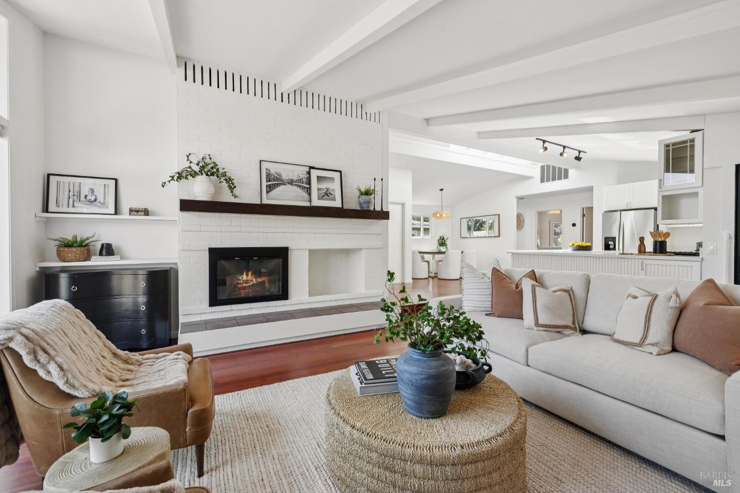 Detail Gallery Image 6 of 34 For 703 West St, Petaluma,  CA 94952 - 2 Beds | 3/1 Baths