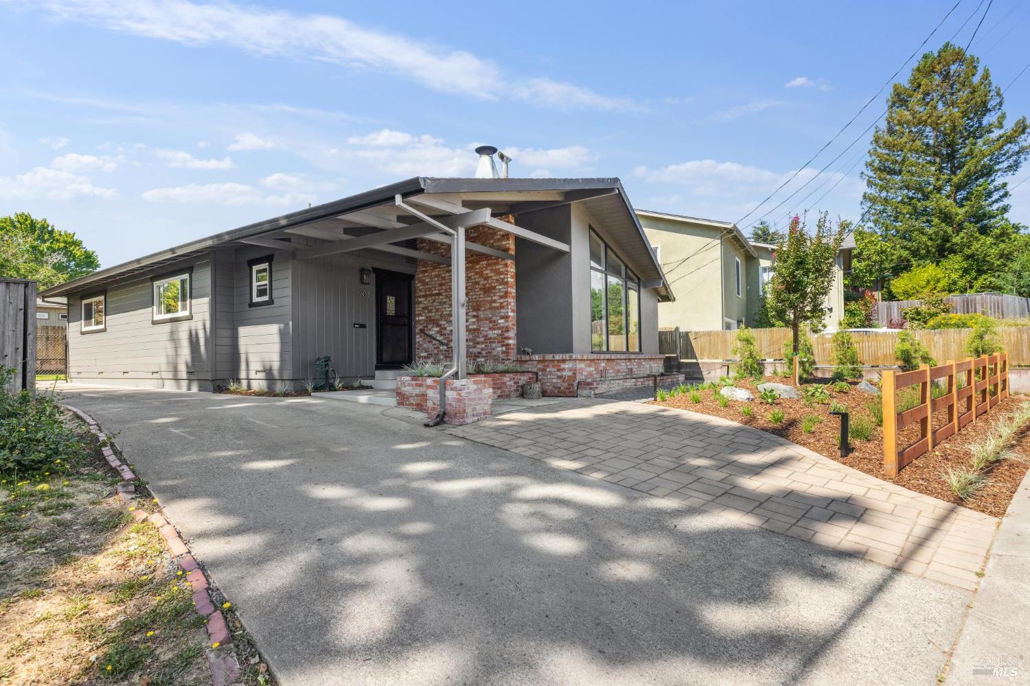 Detail Gallery Image 1 of 34 For 703 West St, Petaluma,  CA 94952 - 2 Beds | 3/1 Baths