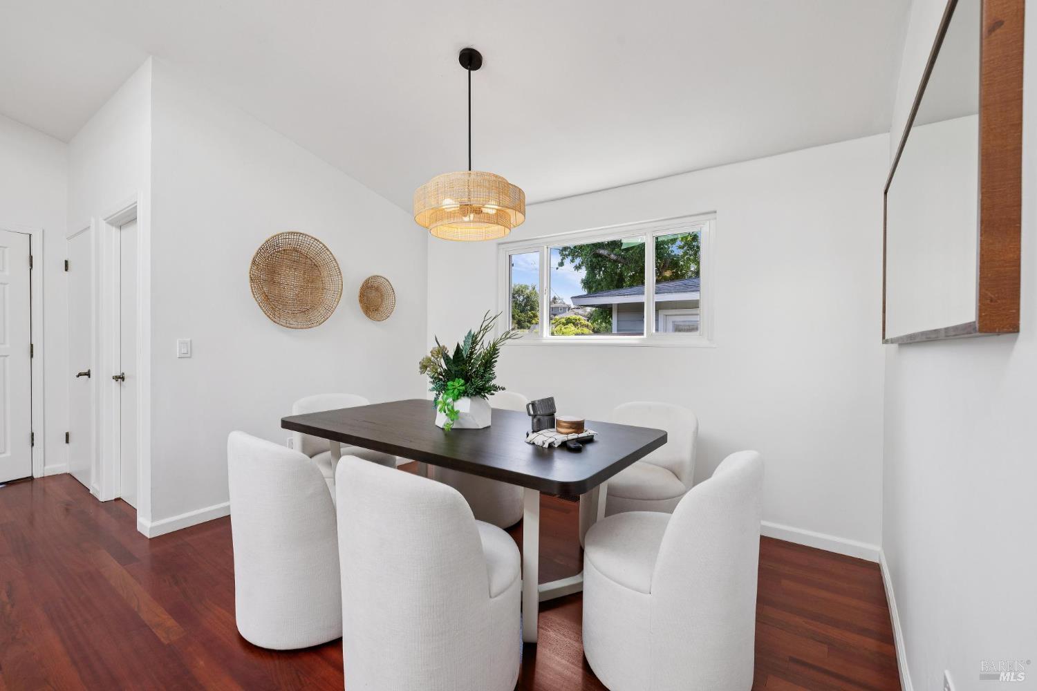 Detail Gallery Image 8 of 34 For 703 West St, Petaluma,  CA 94952 - 2 Beds | 3/1 Baths