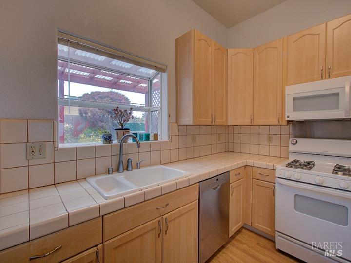 Detail Gallery Image 9 of 39 For 924 Glass Beach Dr, Fort Bragg,  CA 95437 - 3 Beds | 2/1 Baths