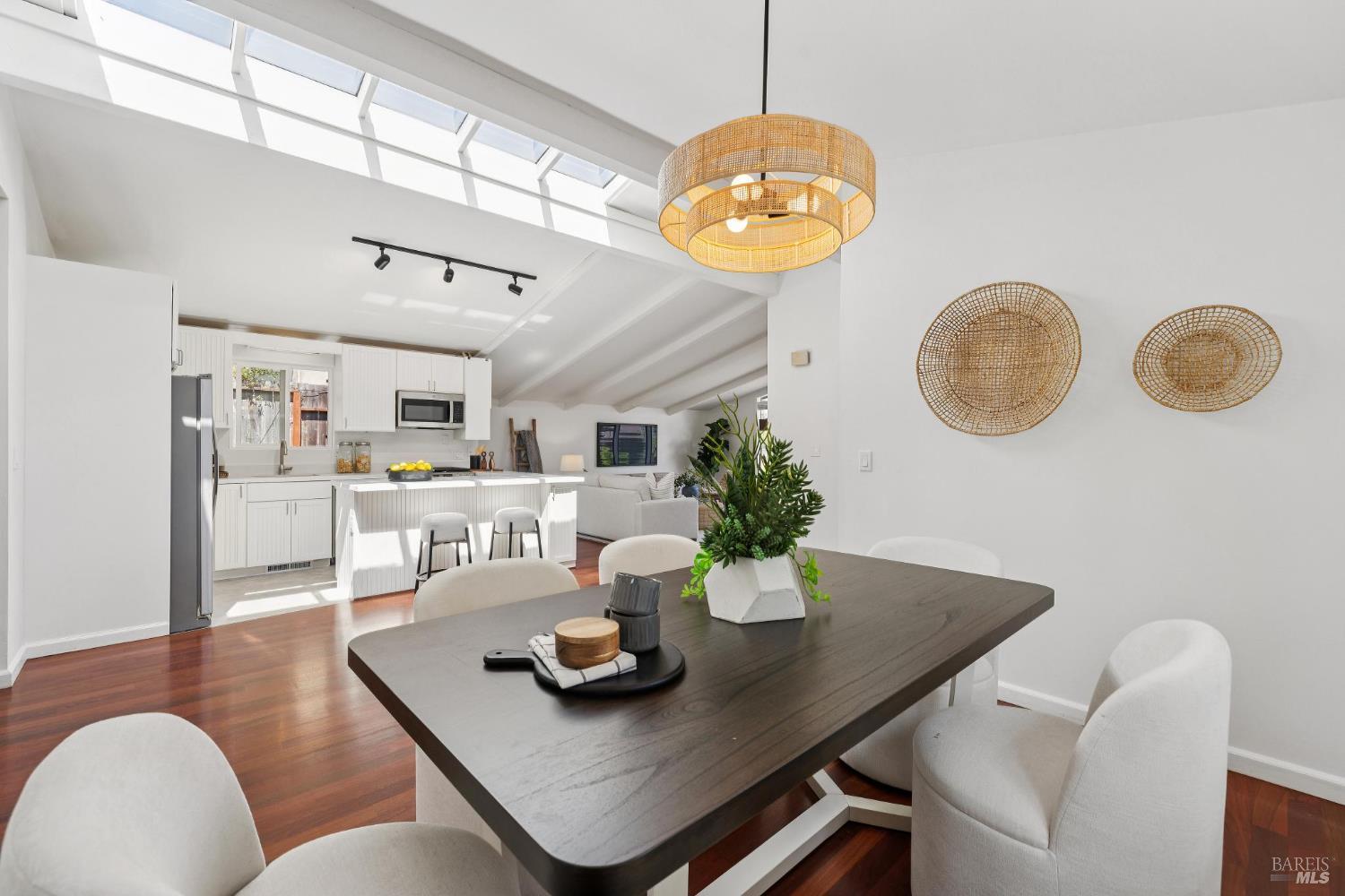 Detail Gallery Image 9 of 34 For 703 West St, Petaluma,  CA 94952 - 2 Beds | 3/1 Baths