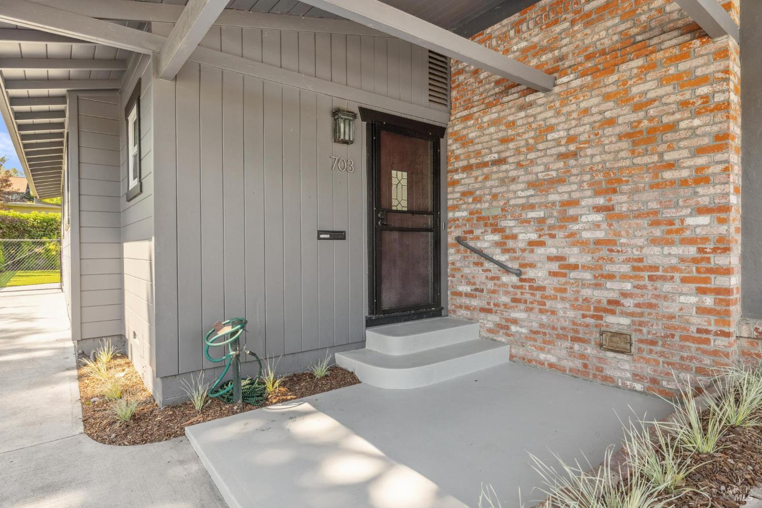 Detail Gallery Image 3 of 34 For 703 West St, Petaluma,  CA 94952 - 2 Beds | 3/1 Baths