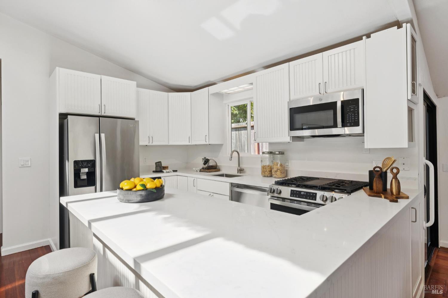 Detail Gallery Image 12 of 34 For 703 West St, Petaluma,  CA 94952 - 2 Beds | 3/1 Baths
