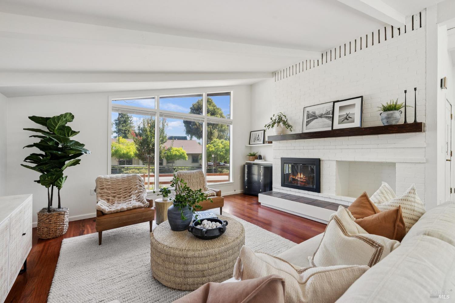 Detail Gallery Image 5 of 34 For 703 West St, Petaluma,  CA 94952 - 2 Beds | 3/1 Baths
