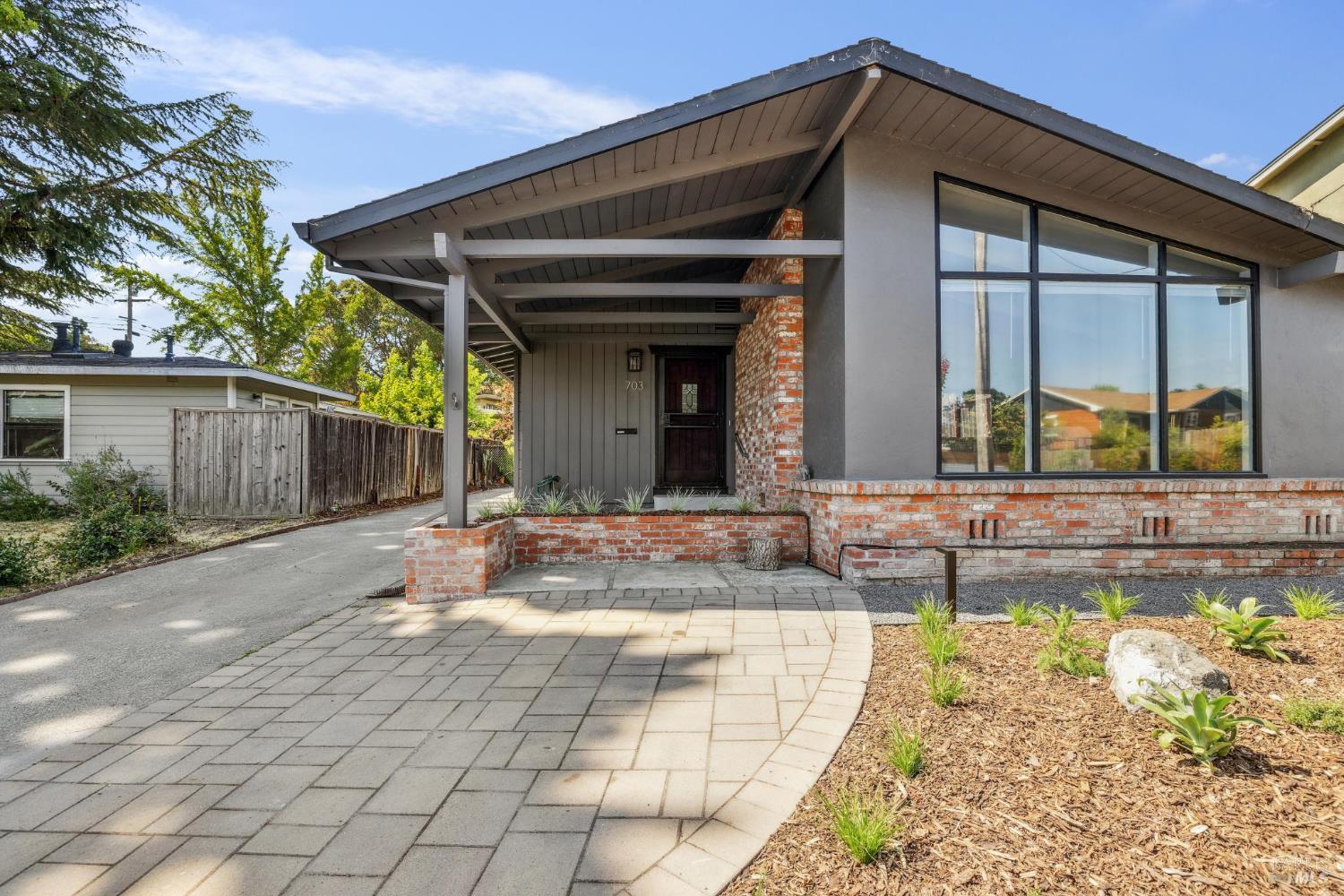 Detail Gallery Image 2 of 34 For 703 West St, Petaluma,  CA 94952 - 2 Beds | 3/1 Baths