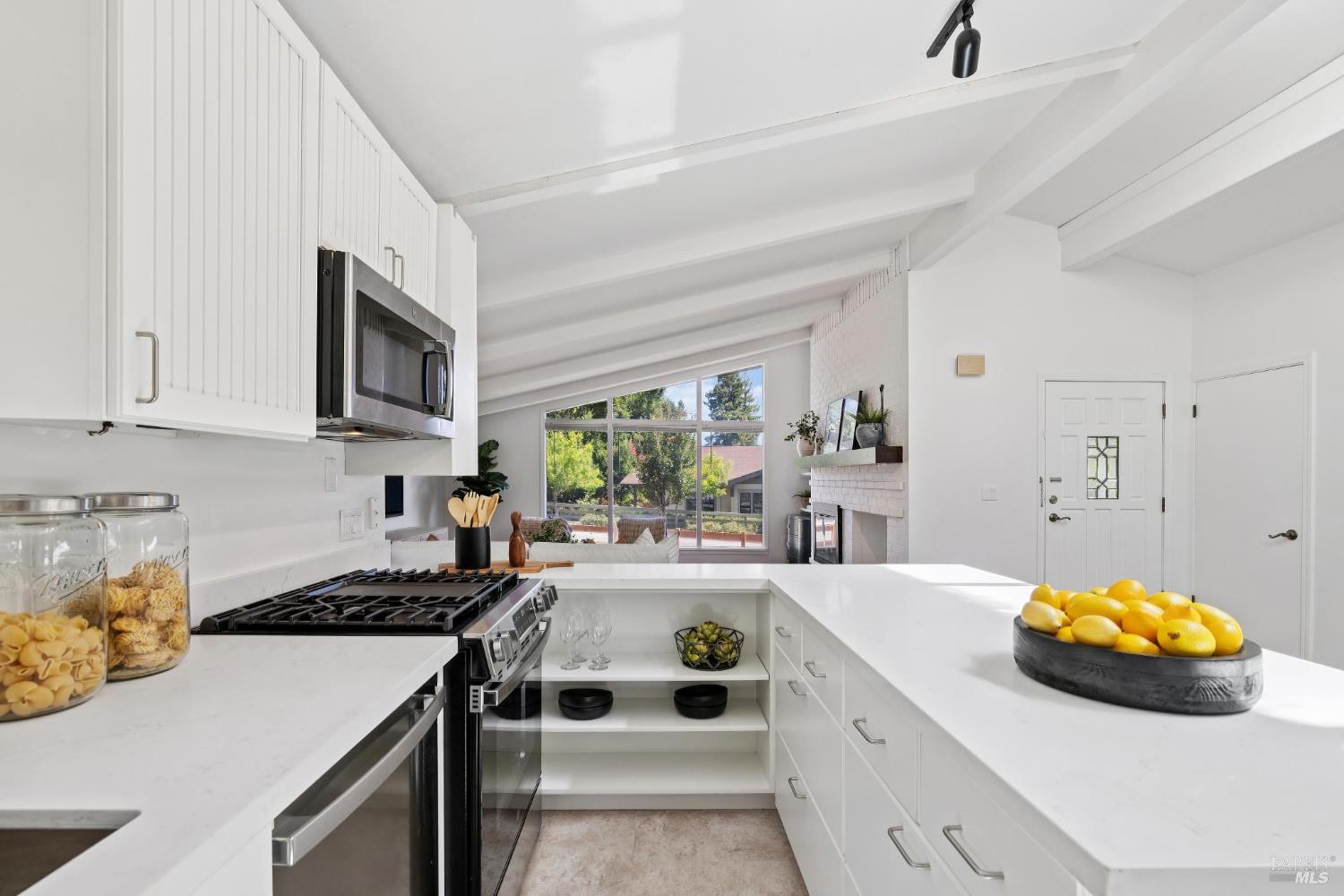 Detail Gallery Image 14 of 34 For 703 West St, Petaluma,  CA 94952 - 2 Beds | 3/1 Baths