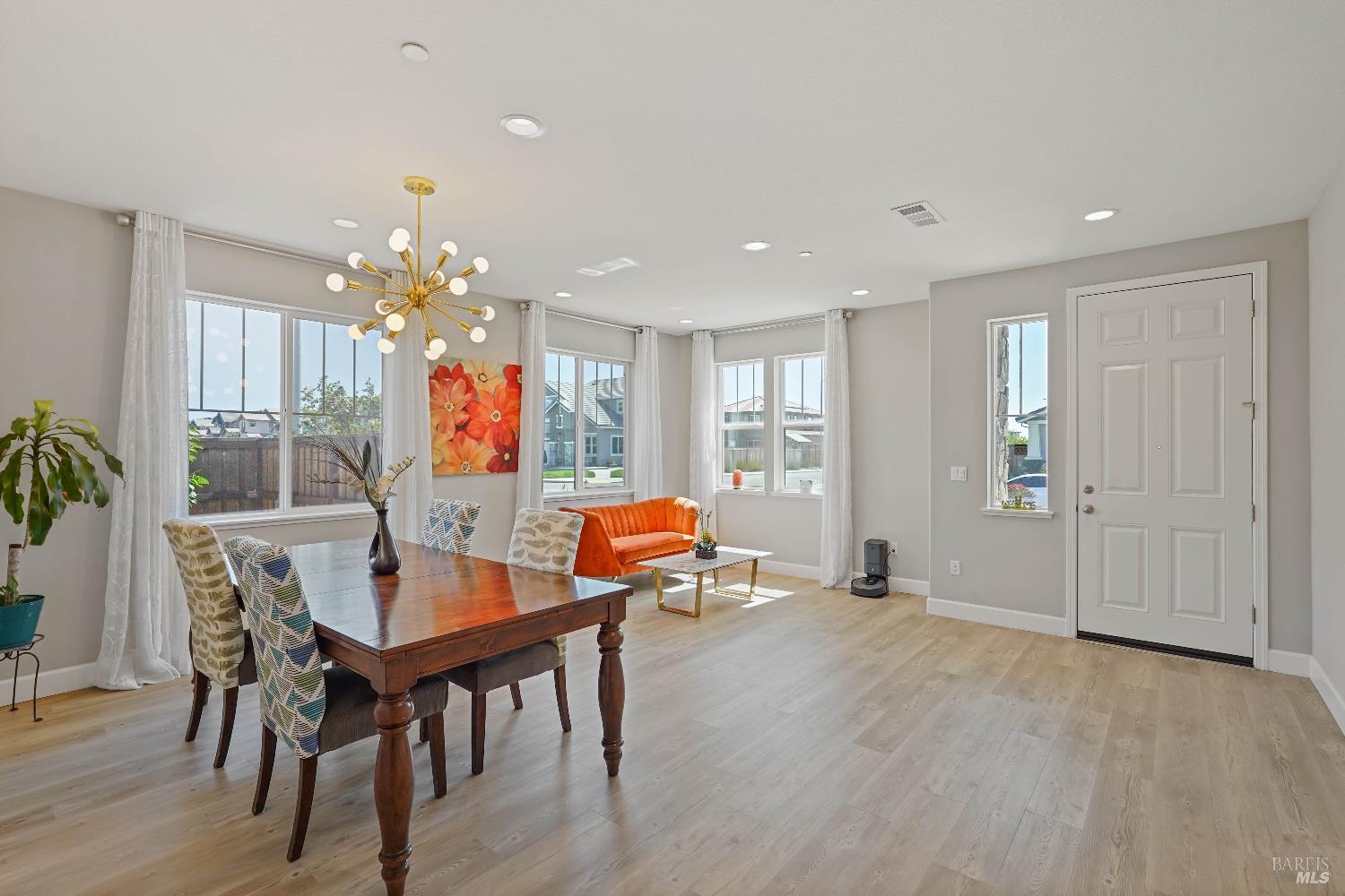Detail Gallery Image 8 of 77 For 424 Wren Ln, Vacaville,  CA 95688 - 5 Beds | 4/1 Baths