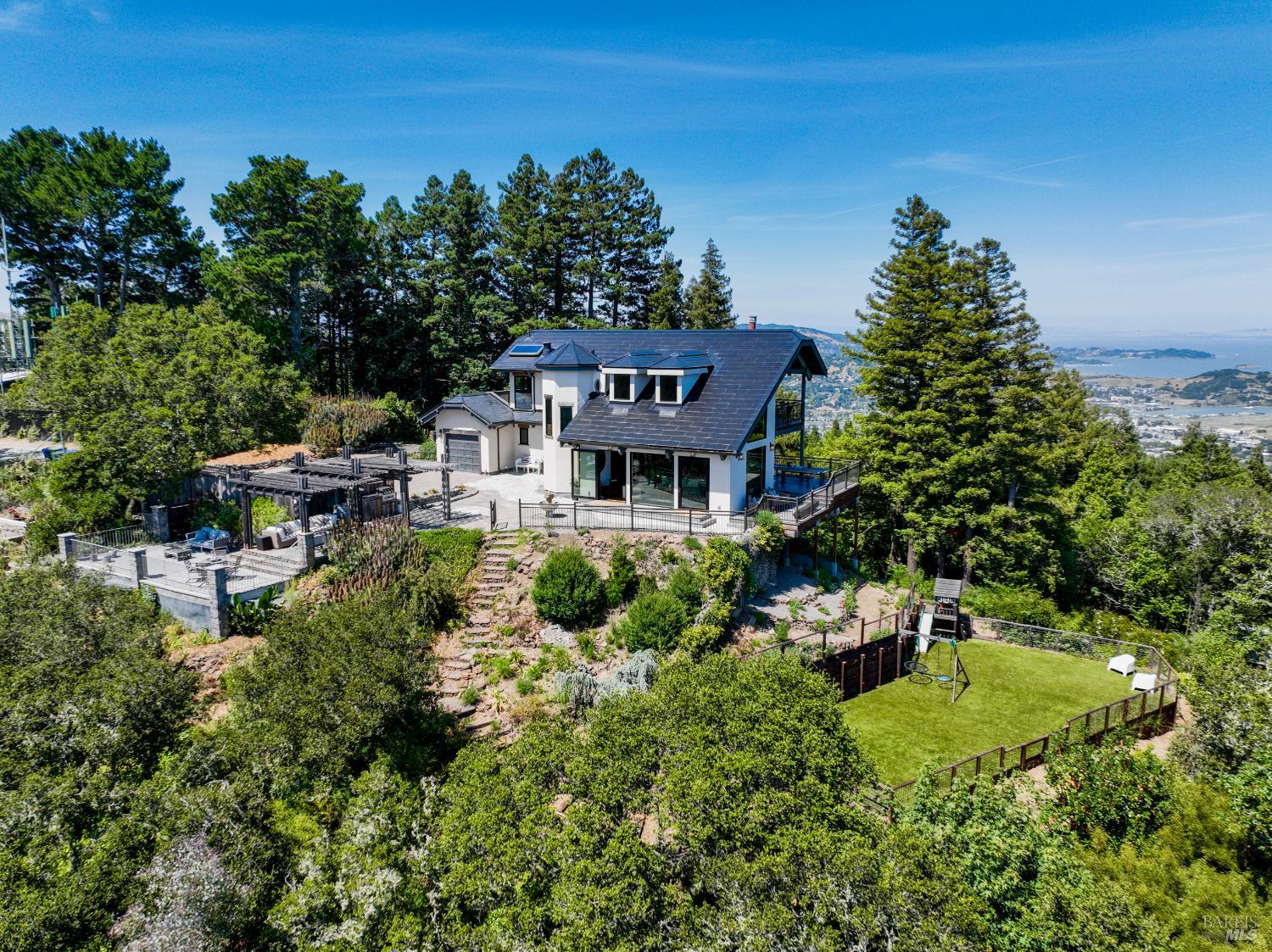 Detail Gallery Image 2 of 70 For 409 Summit Dr, Corte Madera,  CA 94925 - 4 Beds | 2/1 Baths
