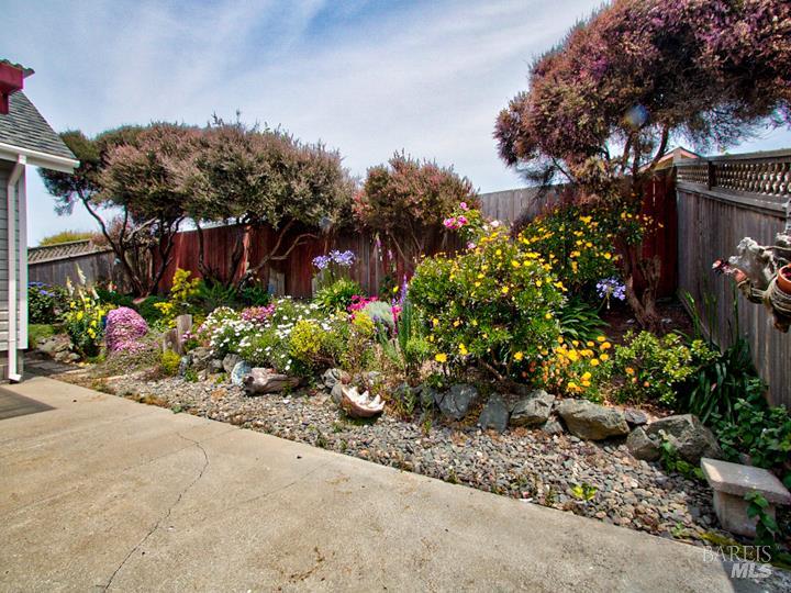 Detail Gallery Image 28 of 39 For 924 Glass Beach Dr, Fort Bragg,  CA 95437 - 3 Beds | 2/1 Baths