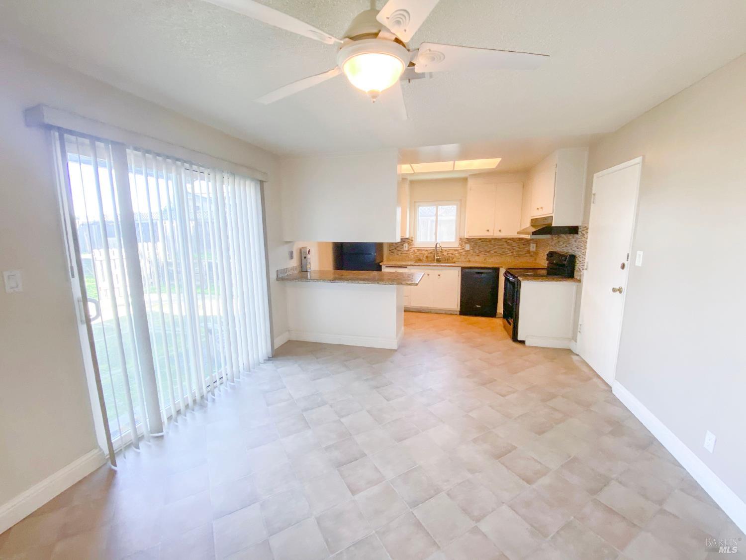 Detail Gallery Image 3 of 10 For 2127 Birch Ct, San Pablo,  CA 94806 - 3 Beds | 2 Baths