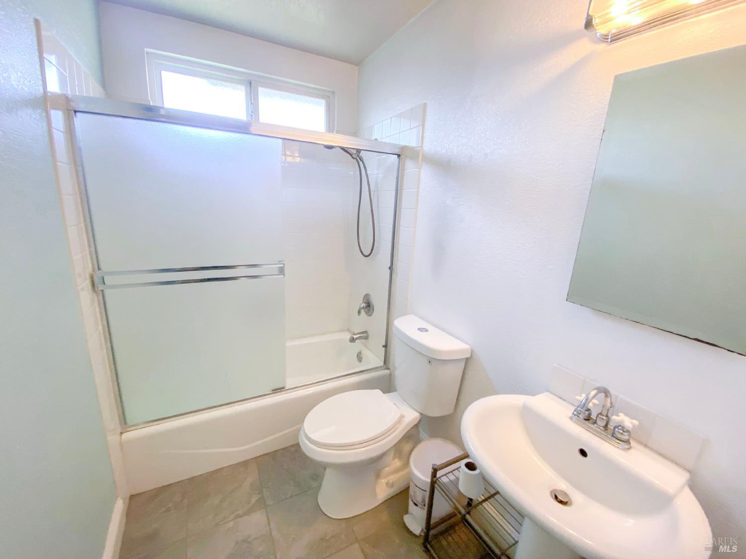Detail Gallery Image 9 of 10 For 2127 Birch Ct, San Pablo,  CA 94806 - 3 Beds | 2 Baths