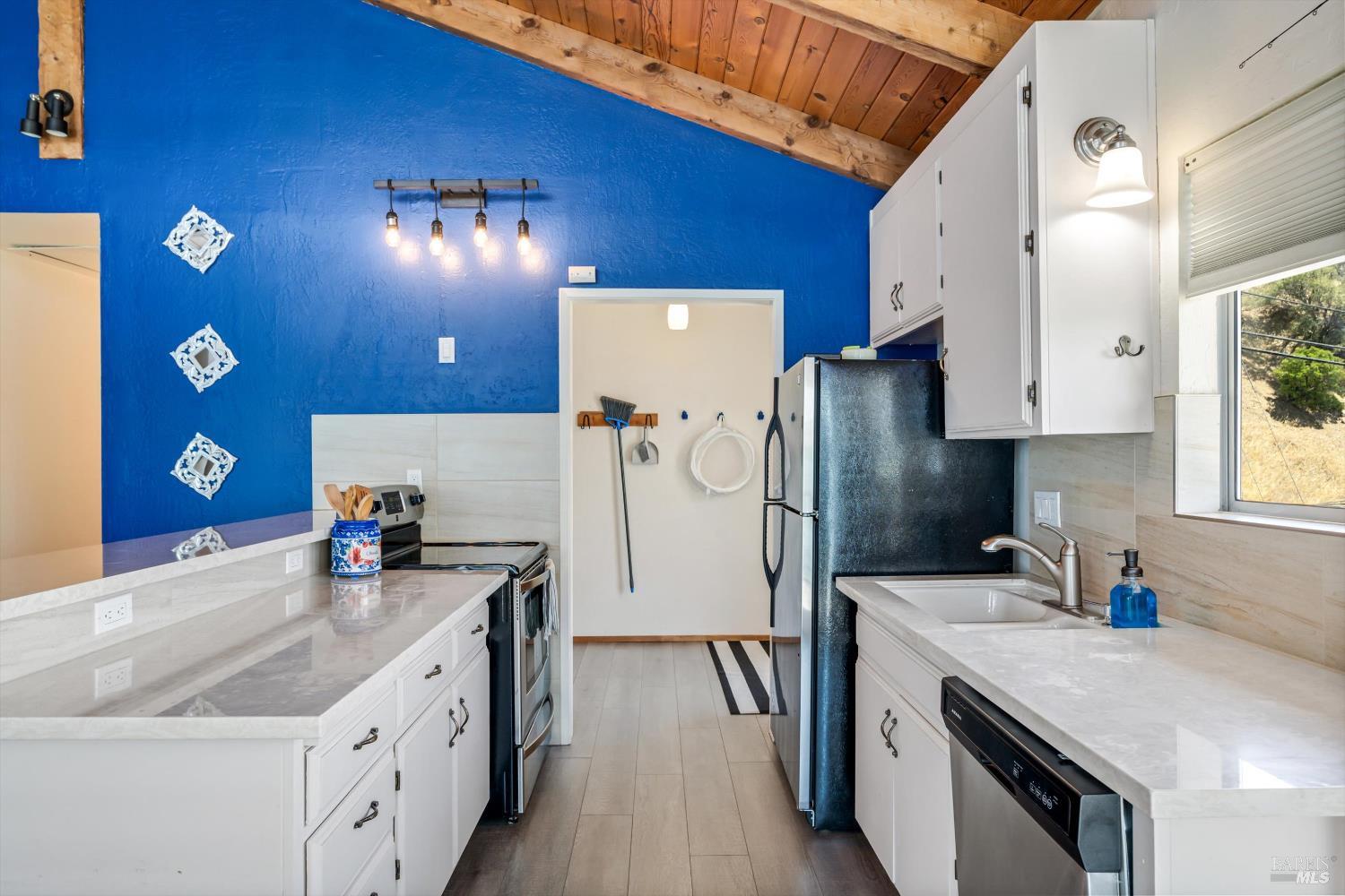 Detail Gallery Image 6 of 25 For 13319 Lakeshore Dr, Clearlake,  CA 95422 - 4 Beds | 2/1 Baths