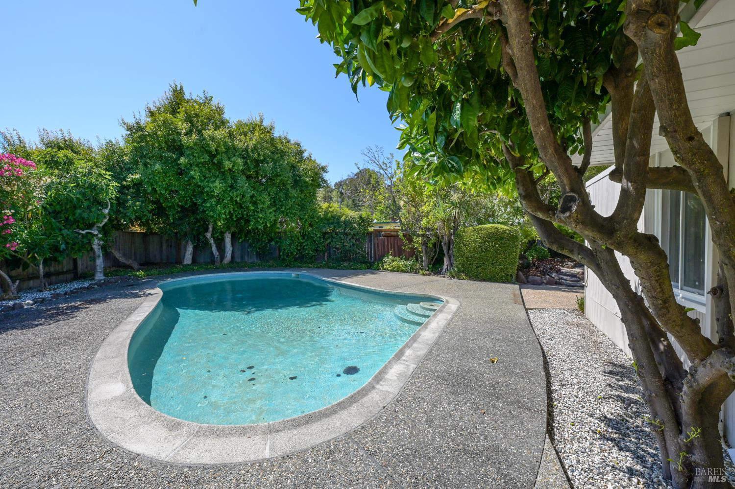 Detail Gallery Image 33 of 38 For 15 Don Timoteo Ct, San Rafael,  CA 94903 - 4 Beds | 2 Baths