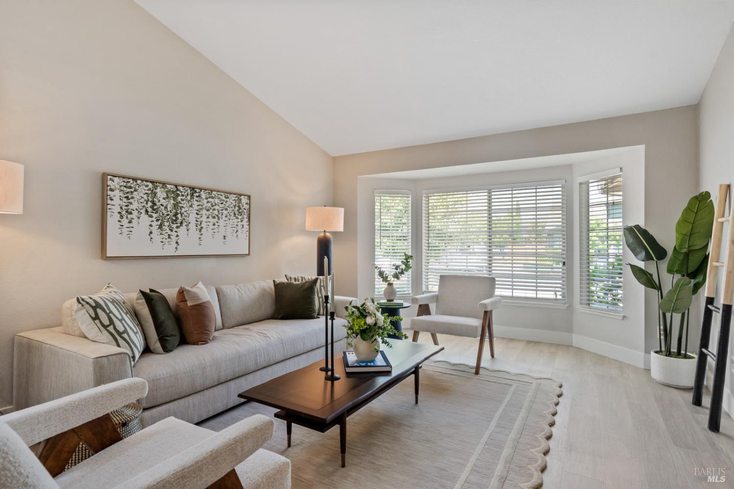 Detail Gallery Image 5 of 55 For 706 Natalie Dr, Windsor,  CA 95492 - 5 Beds | 3 Baths