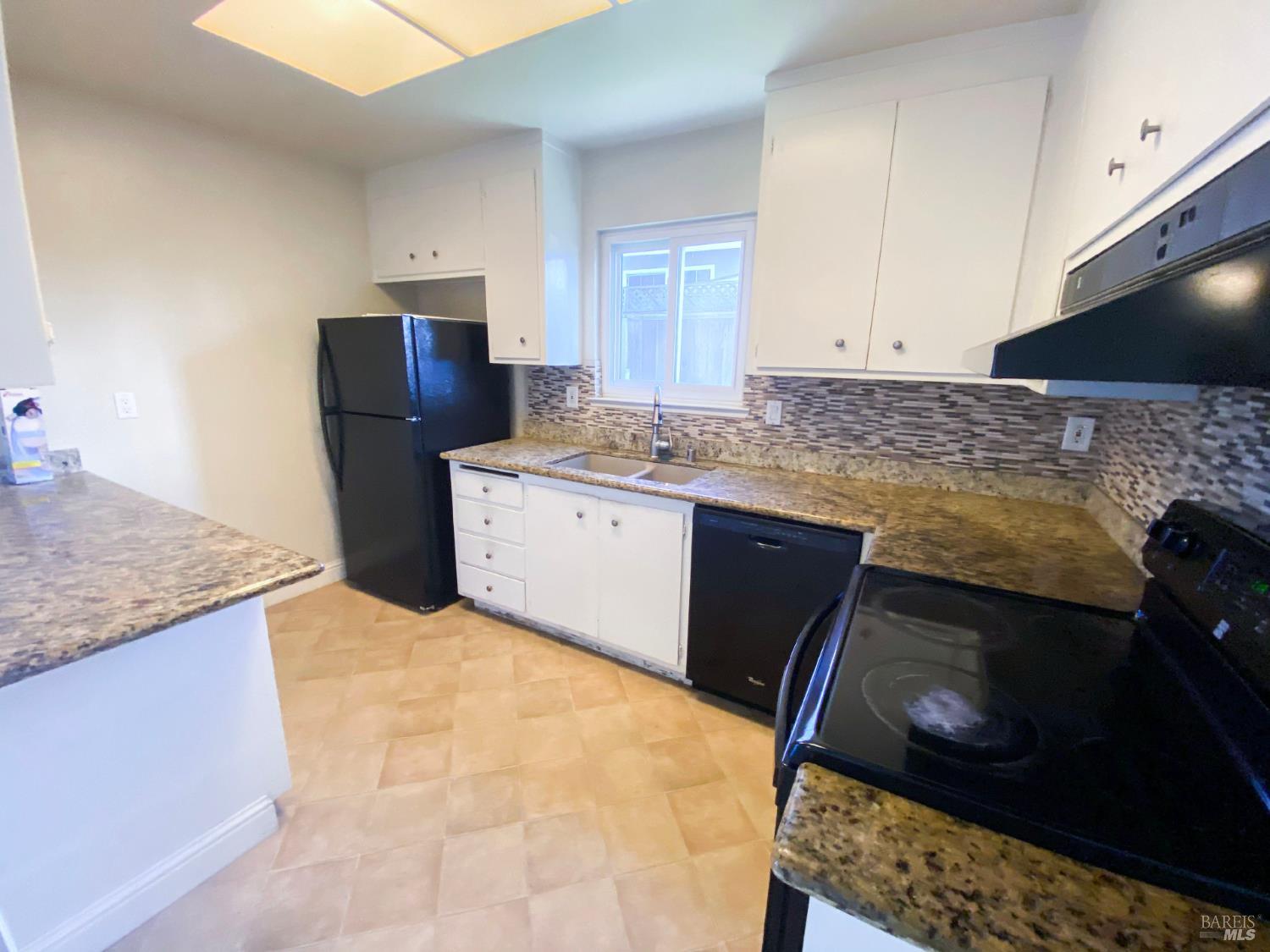 Detail Gallery Image 4 of 10 For 2127 Birch Ct, San Pablo,  CA 94806 - 3 Beds | 2 Baths