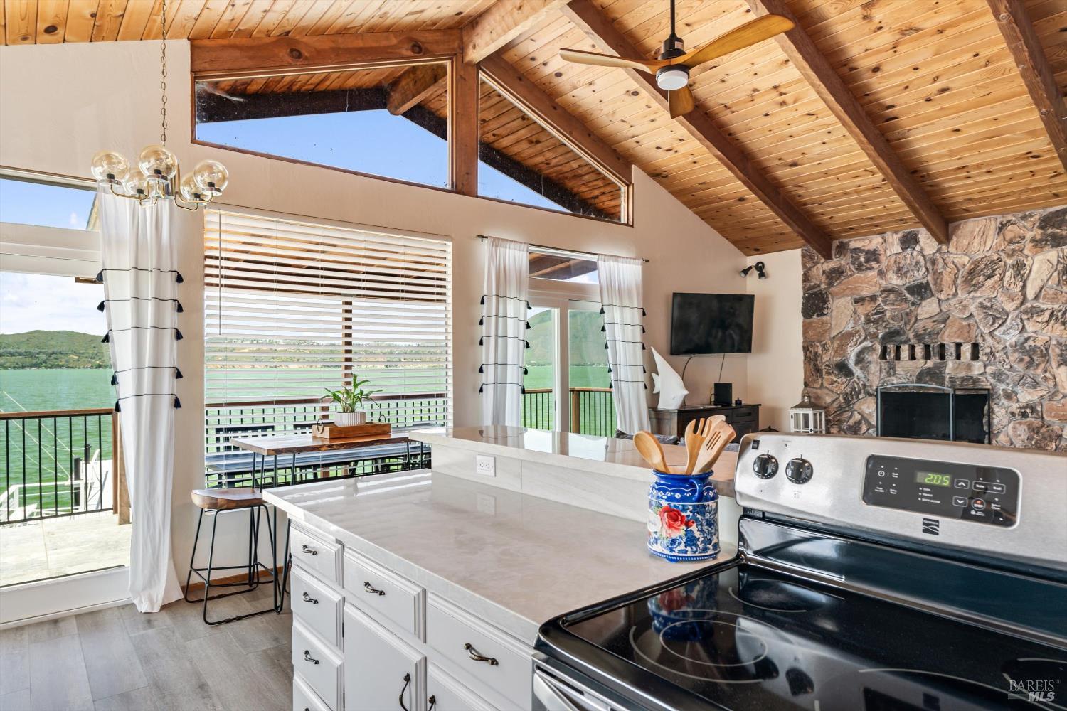 Detail Gallery Image 8 of 25 For 13319 Lakeshore Dr, Clearlake,  CA 95422 - 4 Beds | 2/1 Baths