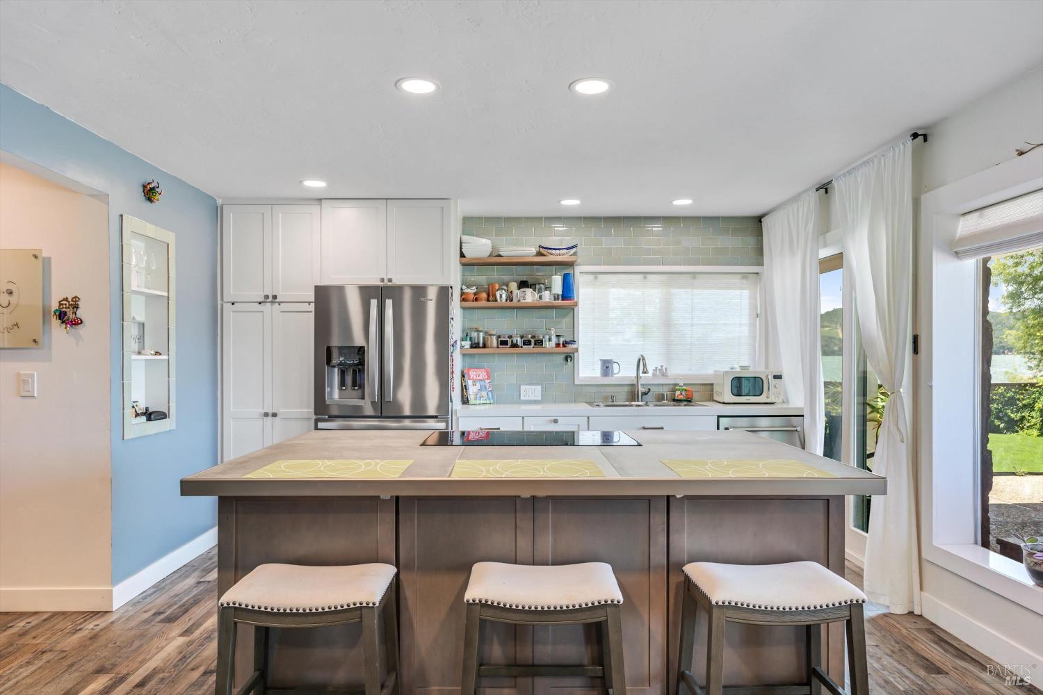 Detail Gallery Image 17 of 25 For 13319 Lakeshore Dr, Clearlake,  CA 95422 - 4 Beds | 2/1 Baths