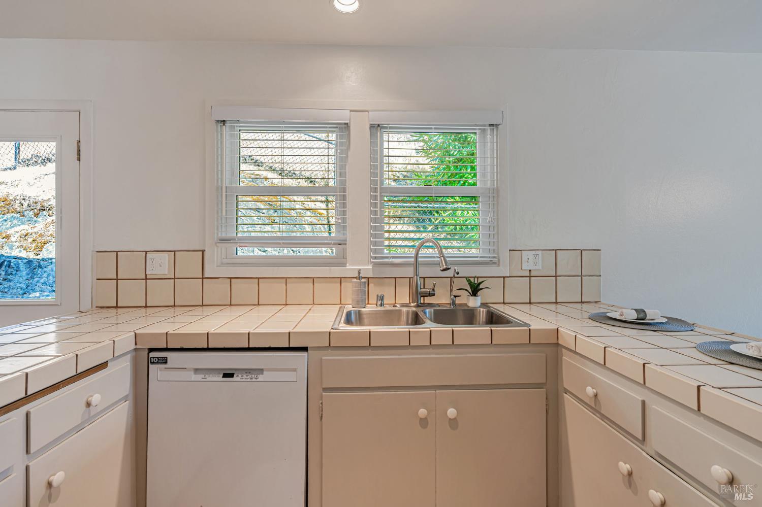 Detail Gallery Image 17 of 36 For 296 N Almenar Dr, Greenbrae,  CA 94904 - 3 Beds | 2 Baths
