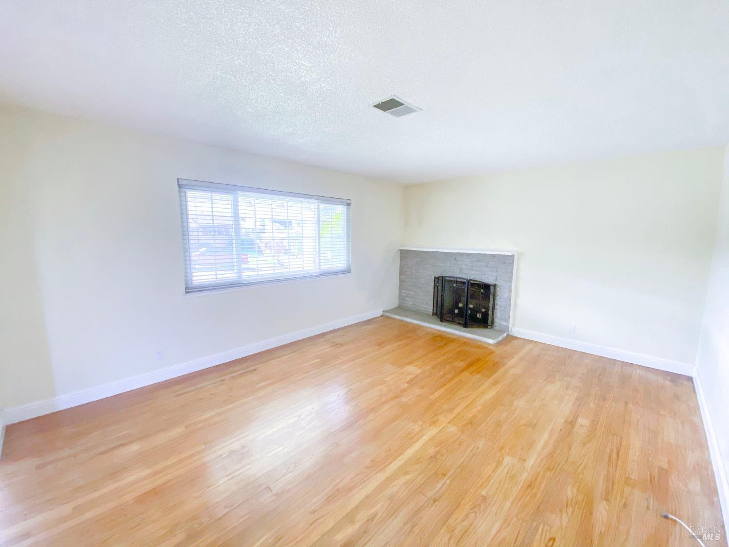 Detail Gallery Image 2 of 10 For 2127 Birch Ct, San Pablo,  CA 94806 - 3 Beds | 2 Baths