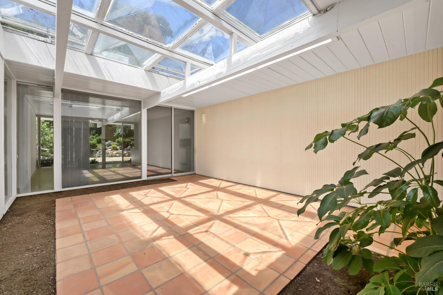Detail Gallery Image 5 of 38 For 15 Don Timoteo Ct, San Rafael,  CA 94903 - 4 Beds | 2 Baths