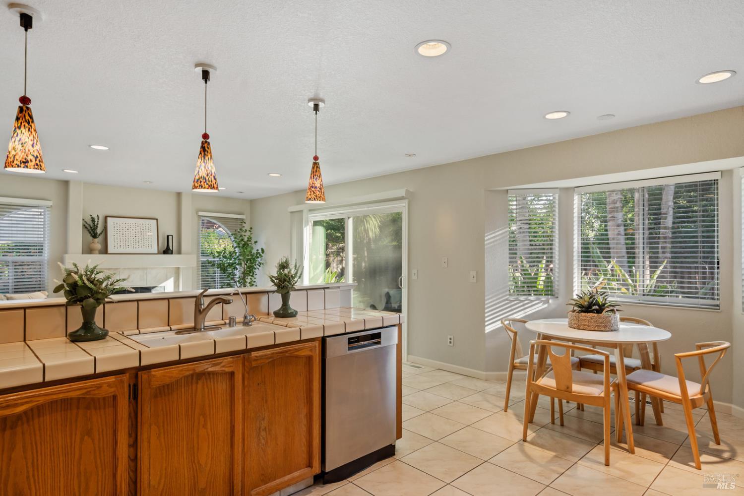 Detail Gallery Image 14 of 55 For 706 Natalie Dr, Windsor,  CA 95492 - 5 Beds | 3 Baths
