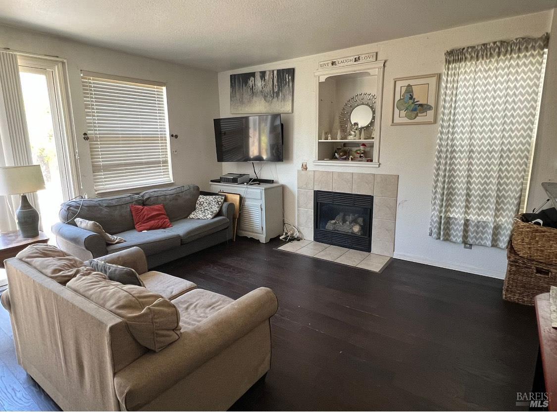 Detail Gallery Image 7 of 7 For 8 Daniel Dr, American Canyon,  CA 94503 - 4 Beds | 3 Baths