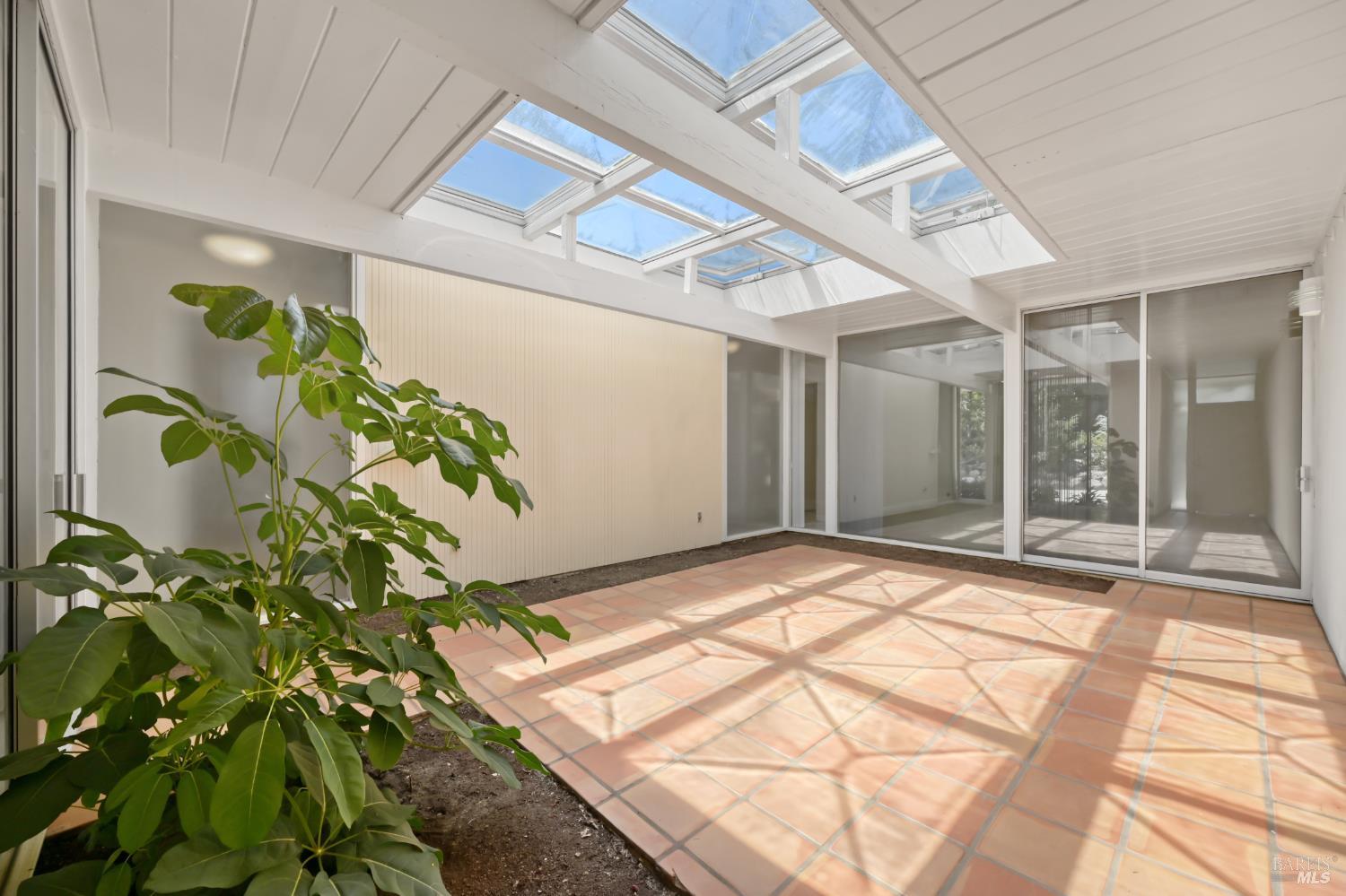 Detail Gallery Image 4 of 38 For 15 Don Timoteo Ct, San Rafael,  CA 94903 - 4 Beds | 2 Baths