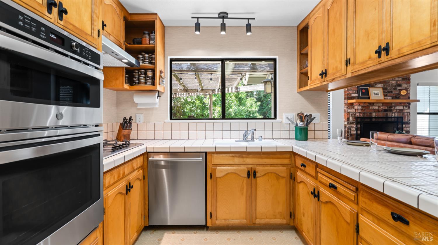 Detail Gallery Image 12 of 42 For 945 Monique Way, Dixon,  CA 95620 - 3 Beds | 2 Baths