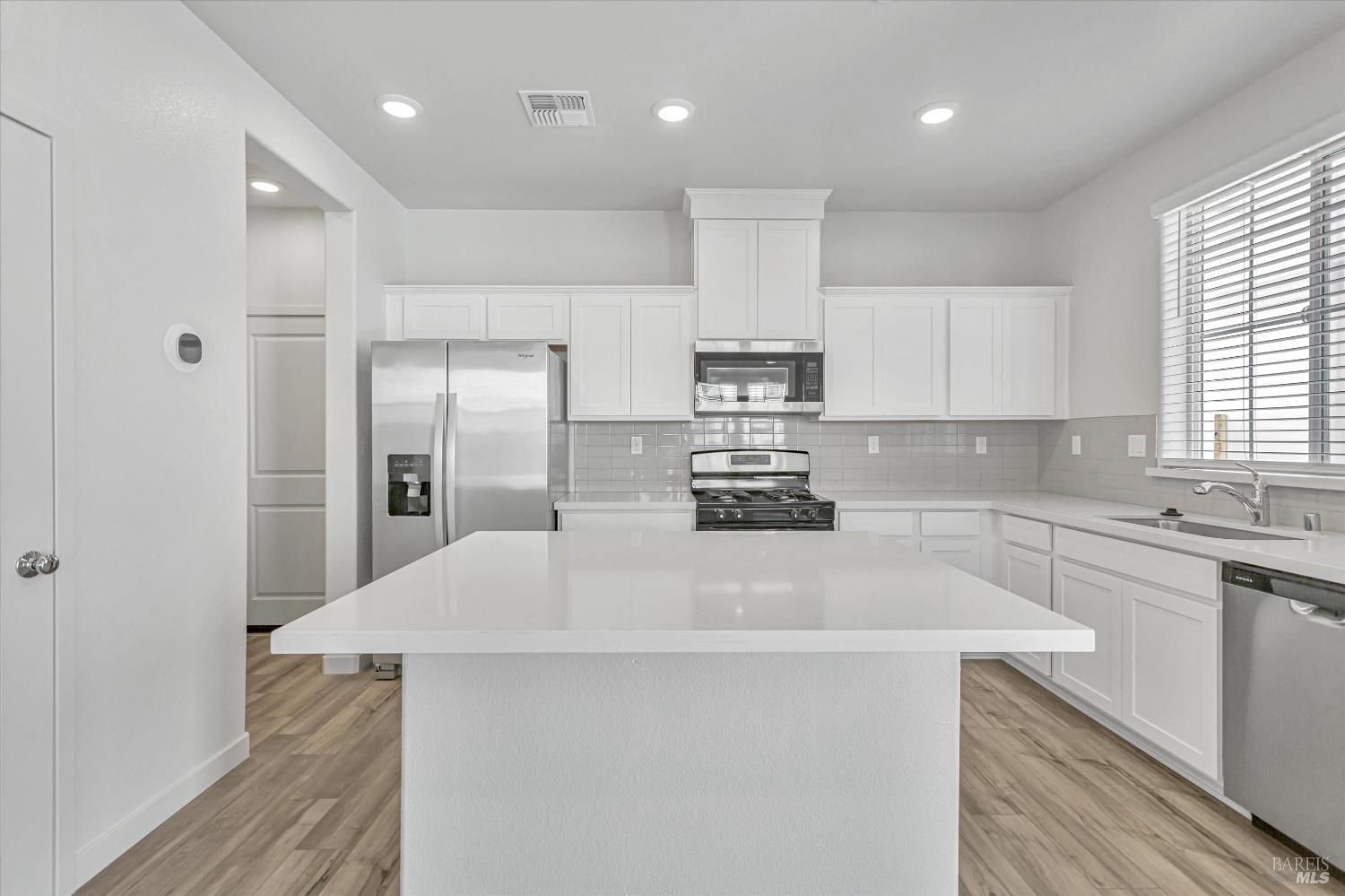 Detail Gallery Image 2 of 11 For 212 Octopus St, Suisun City,  CA 94585 - 3 Beds | 2/1 Baths