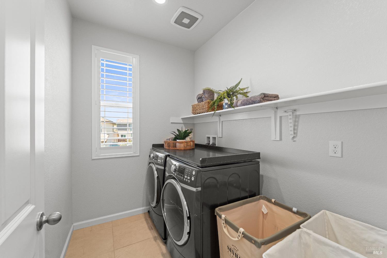 Detail Gallery Image 25 of 39 For 1409 Spur Ln, Fairfield,  CA 94533 - 4 Beds | 3 Baths