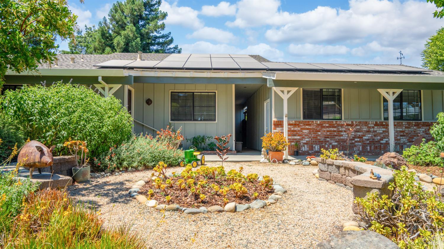 Detail Gallery Image 4 of 42 For 945 Monique Way, Dixon,  CA 95620 - 3 Beds | 2 Baths