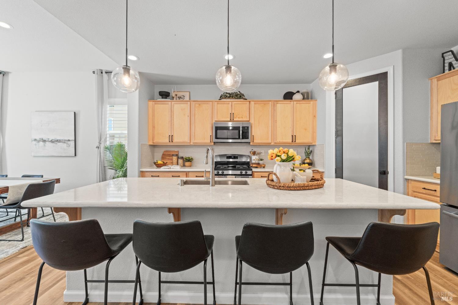 Detail Gallery Image 8 of 39 For 1409 Spur Ln, Fairfield,  CA 94533 - 4 Beds | 3 Baths