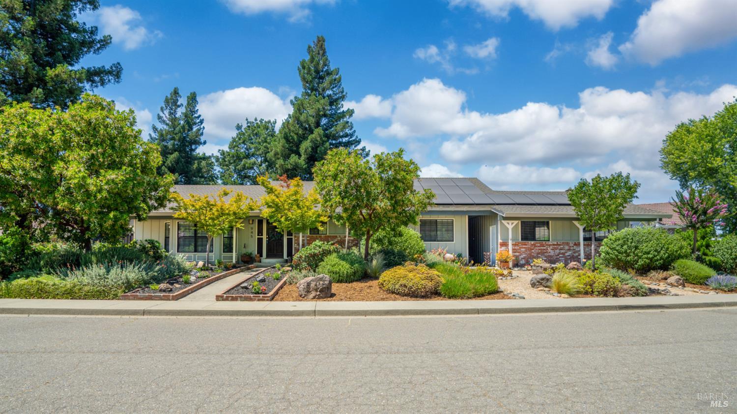 Detail Gallery Image 5 of 42 For 945 Monique Way, Dixon,  CA 95620 - 3 Beds | 2 Baths