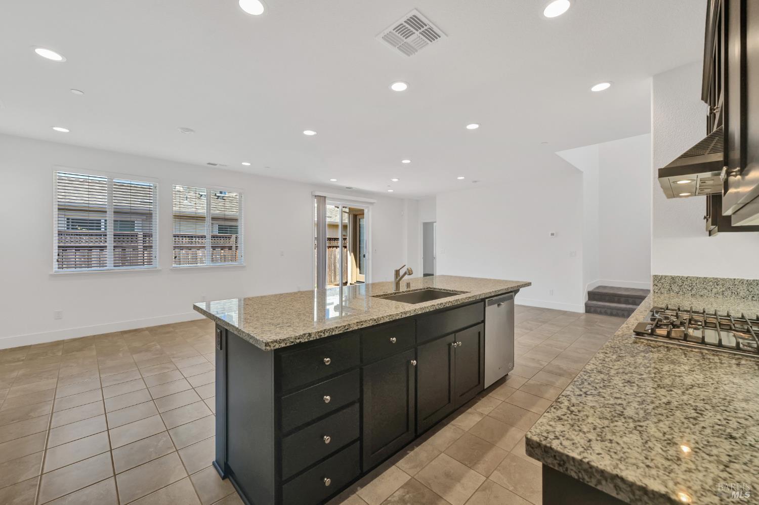 Detail Gallery Image 9 of 32 For 5733 Kassandra Pl, Rohnert Park,  CA 94928 - 4 Beds | 3/1 Baths